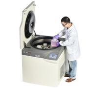 Installation d'un rotor pivotant de grande capacité pour une centrifugeuse au sol CL8R