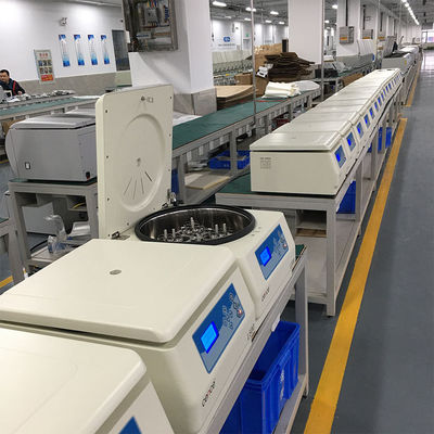 Centrifuge basse vitesse L420 avec contrôle par microprocesseur, écran LCD et rotor en acier inoxydable pour la recherche clinique